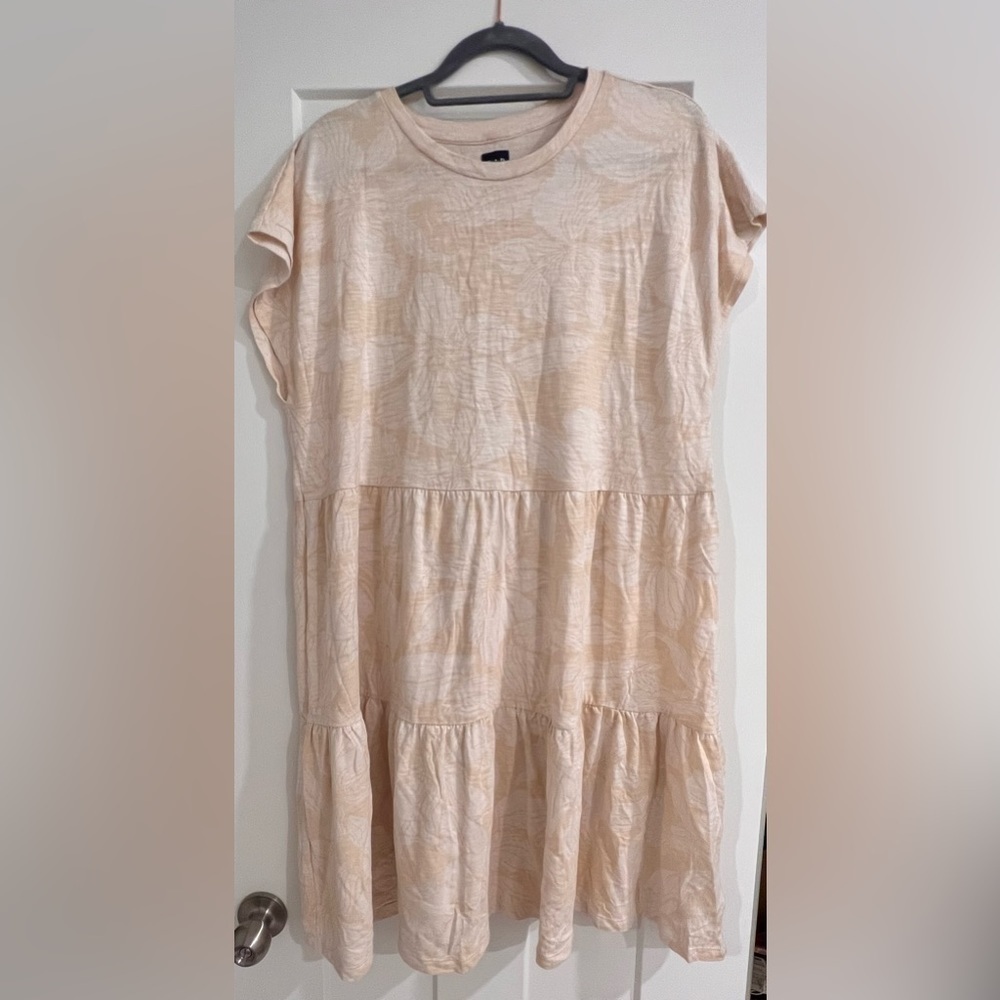 GAP tiered mini dress size XL. 39” total length. Cap sleeves. Beige print.